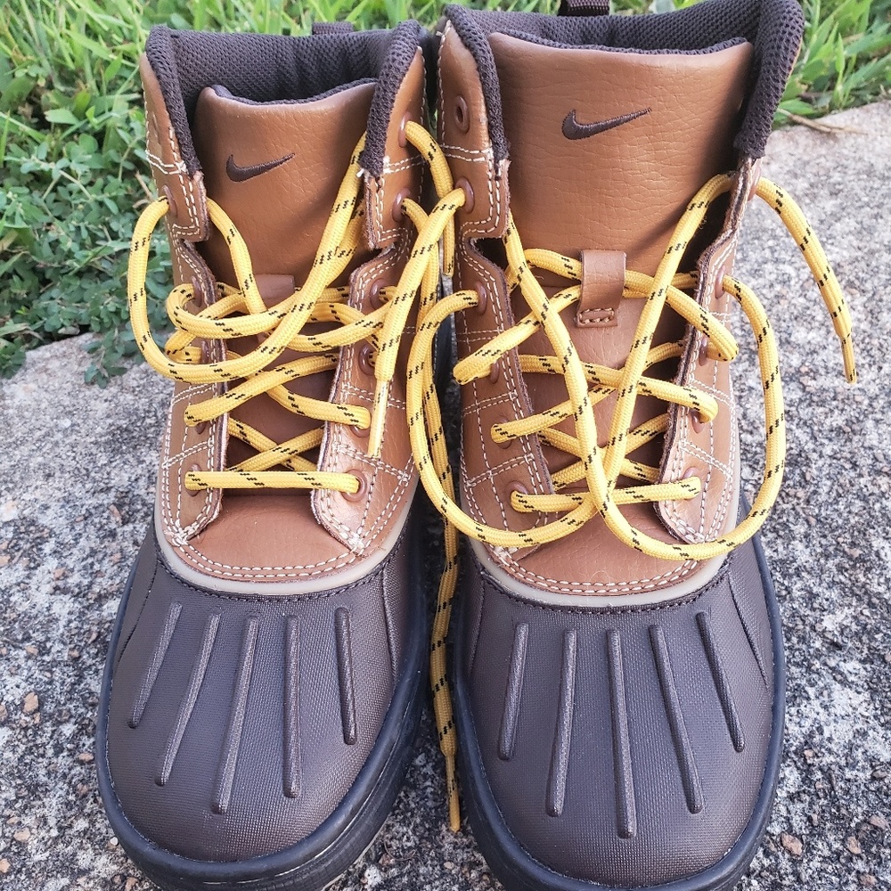 NIKE BOOTS
